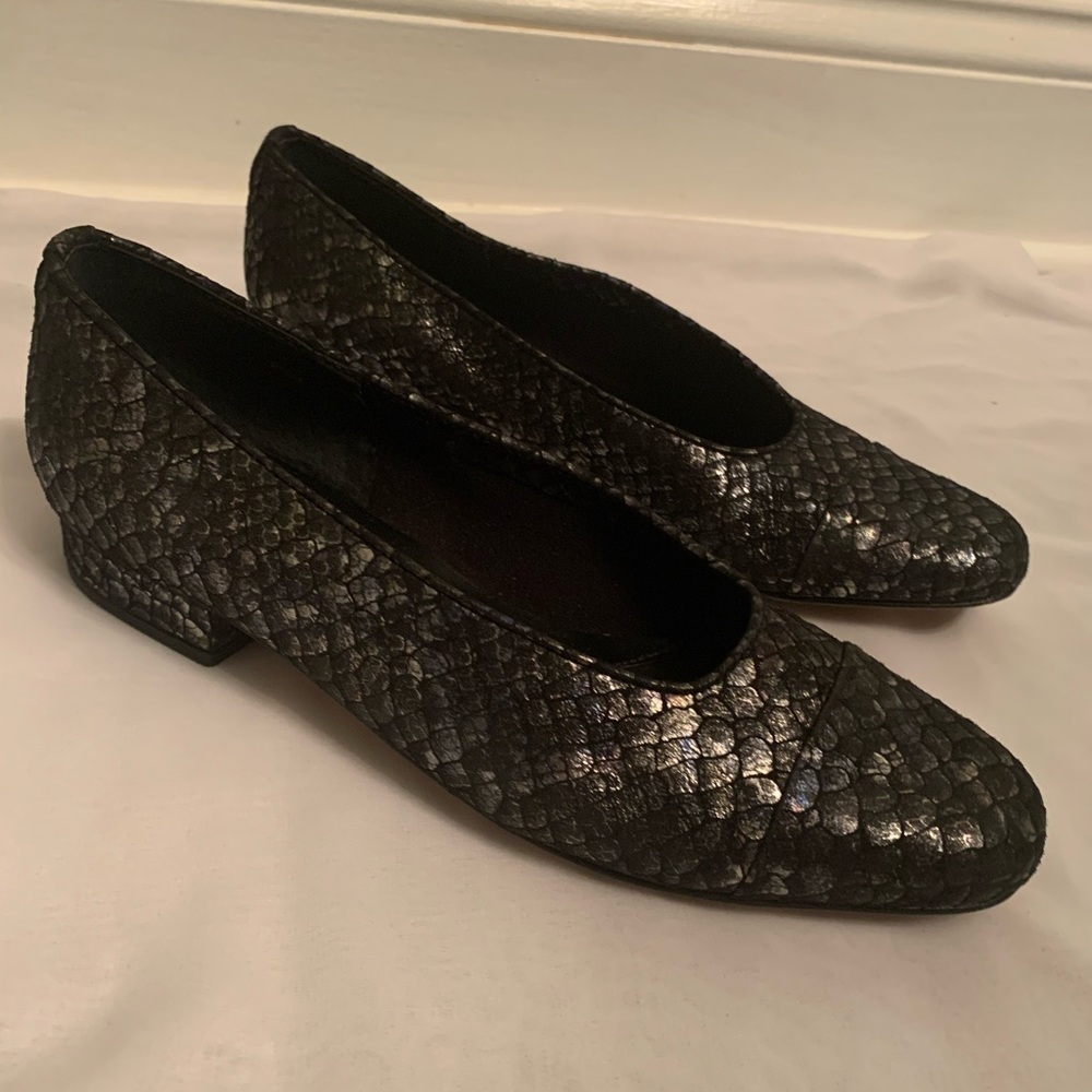 Vaneli Buttery Soft Leather in Gray/Silver. Size 8.5 M